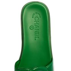 مملوكة مسبقًا Chanel Green Patent Leather CC Slide Sandals Size 37.5