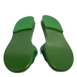 مملوكة مسبقًا Chanel Green Patent Leather CC Slide Sandals Size 37.5