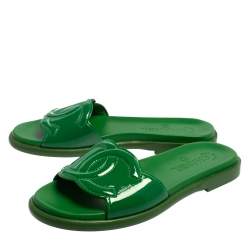مملوكة مسبقًا Chanel Green Patent Leather CC Slide Sandals Size 37.5