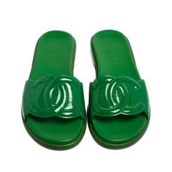 مملوكة مسبقًا Chanel Green Patent Leather CC Slide Sandals Size 37.5