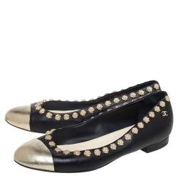 Pre Owned حذاء باليرينا فلات شانيل كاميليا جلد أسود مقدمة فضية مرصع مقاس 39