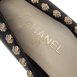 Pre Owned حذاء باليرينا فلات شانيل كاميليا جلد أسود مقدمة فضية مرصع مقاس 39