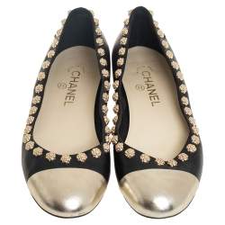Pre Owned حذاء باليرينا فلات شانيل كاميليا جلد أسود مقدمة فضية مرصع مقاس 39