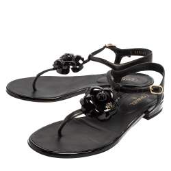 مملوكة مسبقًا Chanel Black Leather Interlocking CC Camellia T-Strap Sandal Size 39