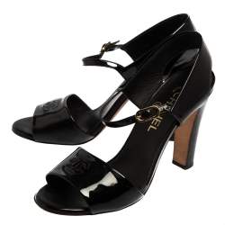 Pre Owned صندل شانيل سي سي جلد أسود لامع بحزام للكاحل مقاس 39.5