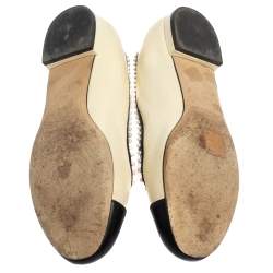 مملوكة مسبقًا حذاء باليرينا فلات شانيل جلد أسود/كريمي سي سي لؤلؤ مزخرف مقدمة منفصلة مقاس 38