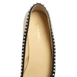 مملوكة مسبقًا حذاء باليرينا فلات شانيل جلد أسود/كريمي سي سي لؤلؤ مزخرف مقدمة منفصلة مقاس 38