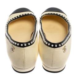 مملوكة  مسبقًا حذاء باليرينا فلات شانيل جلد أسود/كريمي سي سي لؤلؤ مزخرف مقدمة منفصلة مقاس 38
