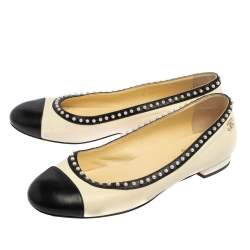 مملوكة مسبقًا حذاء باليرينا فلات شانيل جلد أسود/كريمي سي سي لؤلؤ مزخرف مقدمة منفصلة مقاس 38