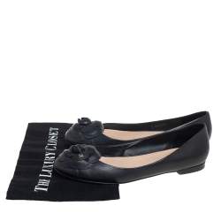 Pre Owned حذاء باليرينا فلات شانيل مزين زهرة كاميليا جلد أسود مقاس 40