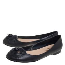 Pre Owned حذاء باليرينا فلات شانيل مزين زهرة كاميليا جلد أسود مقاس 40