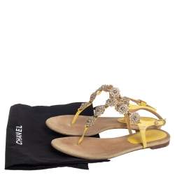 مملوكة مسبقًا Chanel Yellow/Beige Leather and Suede Camellia Medallion T Strap Thong Sandals Size 37