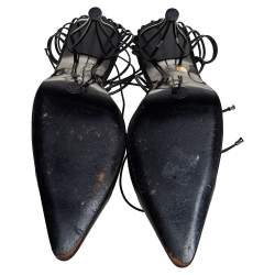 مملوكة مسبقًا حذاء كعب عالي شانيل ساتان وجلد أسود بمقدمة مستديرة ورباط كاحل مقاس 38.5