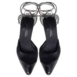 مملوكة مسبقًا حذاء كعب عالي شانيل ساتان وجلد أسود بمقدمة مستديرة ورباط كاحل مقاس 38.5