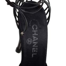 مملوكة مسبقًا حذاء كعب عالي شانيل ساتان وجلد أسود بمقدمة مستديرة ورباط كاحل مقاس 38.5