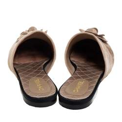 مملوكة مسبقًا صندل مولز شانيل مزخرف سي سي سويدي بيج مقاس 40