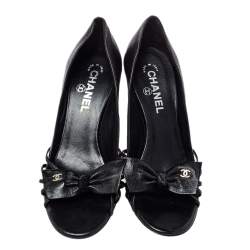مملوكة مسبقًا Chanel Black Leather CC Bow Open Toe Pumps Size 38.5
