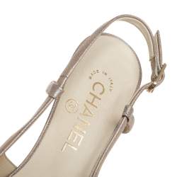 Pre Owned صندل شانيل سير فتحة كعب مزخرف كاميليا كانفاس وجلد رمادي مقاس 38.5