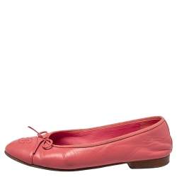 Pre Owned حذاء باليرينا فلات شانيل جلد وردي مزين شعار الماركة سي سي مقاس 38