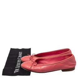 Pre Owned حذاء باليرينا فلات شانيل جلد وردي مزين شعار الماركة سي سي مقاس 38