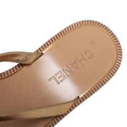 مملوكة مسبقًا Chanel Gold Leather CC Slide Sandals Size 39