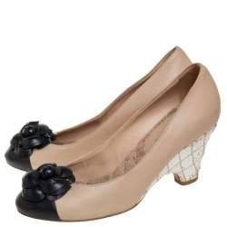 Pre Owned حذاء كعب عالي شانيل جلد بيج/أسود مزين زهرة كاميليا كعب روكي فيليني مقاس 36.5