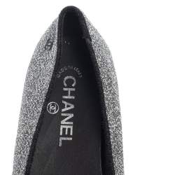 Pre Owned حذاء سليبرز سموكينغ شانيل غطاء مقدمة مربعة قماش لوركس أسود / فضي مقاس 38