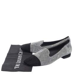 Pre Owned حذاء سليبرز سموكينغ شانيل غطاء مقدمة مربعة قماش لوركس أسود / فضي مقاس 38