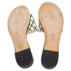 Pre Owned حذاء فلات شانيل CC مبطن بزخارف لؤلؤ أبيض / أسود  مقاس 39