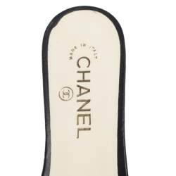 Pre Owned حذاء فلات شانيل CC مبطن بزخارف لؤلؤ أبيض / أسود  مقاس 39