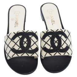 Pre Owned حذاء فلات شانيل CC مبطن بزخارف لؤلؤ أبيض / أسود  مقاس 39