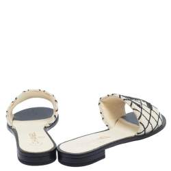 Pre Owned حذاء فلات شانيل CC مبطن بزخارف لؤلؤ أبيض / أسود  مقاس 39