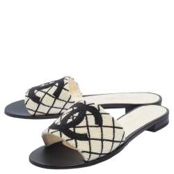 Pre Owned حذاء فلات شانيل CC مبطن بزخارف لؤلؤ أبيض / أسود  مقاس 39