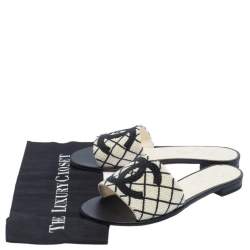 Pre Owned حذاء فلات شانيل CC مبطن بزخارف لؤلؤ أبيض / أسود  مقاس 39