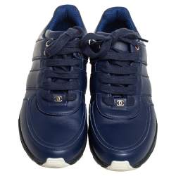 مملوكة مسبقًا حذاء رياضي شانيل CC ساتان وجلد أزرق بعنق منخفض مقاس 38