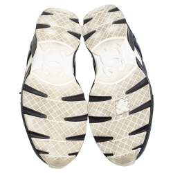 مملوكة مسبقًا حذاء رياضي شانيل CC ساتان وجلد أزرق بعنق منخفض مقاس 38