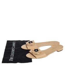 مملوكة مسبقًا صندل سلايد شانيل جلد بيج مزين زهرة كاميليا مقدمة مفتوحة مقاس 40.5