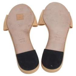 مملوكة مسبقًا صندل سلايد شانيل جلد بيج مزين زهرة كاميليا مقدمة مفتوحة مقاس 40.5