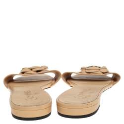 مملوكة مسبقًا صندل سلايد  شانيل جلد بيج مزين زهرة كاميليا مقدمة مفتوحة مقاس 40.5