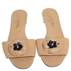 مملوكة مسبقًا صندل سلايد شانيل جلد بيج مزين زهرة كاميليا مقدمة مفتوحة مقاس 40.5