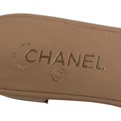 مملوكة مسبقًا صندل سلايد شانيل جلد بيج مزين زهرة كاميليا مقدمة مفتوحة مقاس 40.5