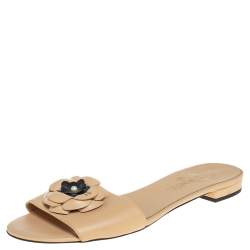 مملوكة مسبقًا صندل سلايد شانيل جلد بيج مزين زهرة كاميليا مقدمة مفتوحة مقاس 40.5