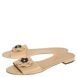 مملوكة مسبقًا صندل سلايد شانيل جلد بيج مزين زهرة كاميليا مقدمة مفتوحة مقاس 40.5