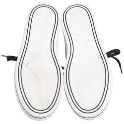 مملوكة مسبقًا Chanel White Canvas And Leather CC Cap Toe Pearl Embellished High Top Sneakers Size 40