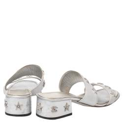 مملوكة مسبقًا Chanel Silver Leather Embellished Slide Sandals Size 39
