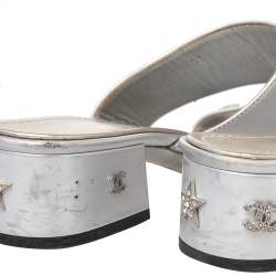 مملوكة مسبقًا Chanel Silver Leather Embellished Slide Sandals Size 39