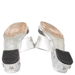 مملوكة مسبقًا Chanel Silver Leather Embellished Slide Sandals Size 39