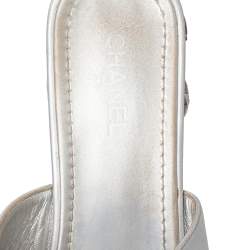 مملوكة مسبقًا Chanel Silver Leather Embellished Slide Sandals Size 39