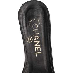 مملوكة مسبقًا حذاء سلايدز شانيل فلات سي سي مزخرف كاميليا جلد كريمي/أسود مقاس 36.5