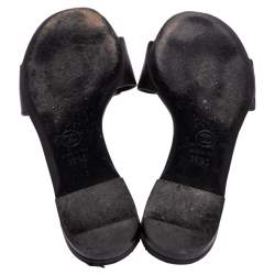 مملوكة مسبقًا حذاء سلايدز شانيل فلات سي سي مزخرف كاميليا جلد كريمي/أسود مقاس 36.5